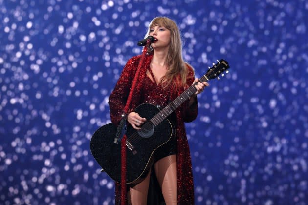 La guitarra de 'Taylor Swift' destrozada por un hombre después de pagar 4.000 dólares no estaba autografiada por el cantante