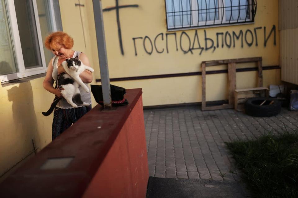 Наталья с семейным котом Кисиау (Reuters)