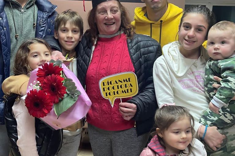 Alicia Tolomei junto a sus nietos