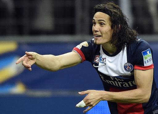 El uruguuayo Edinson Cavani celebra tras marcar un tanto durante la final de la Copa de la Liga de Francia entre París St. Germain y Lyon el 19 de abril de 2014 en el Stade de France en París (AFP/Archivos | FRANCK FIFE)