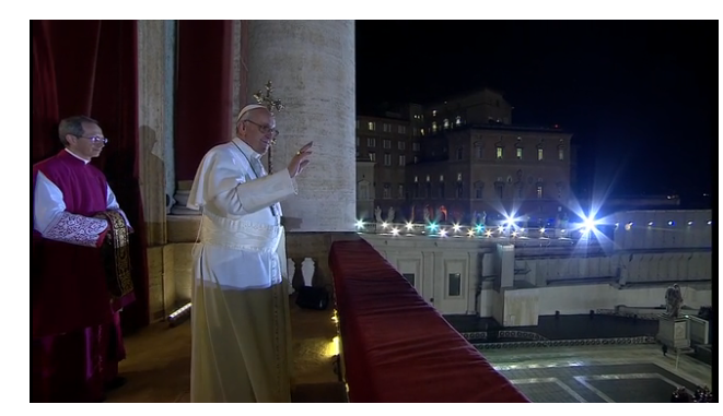 Imágenes tomadas de vídeo del momento en el que aparece el nuevo pontífice Francisco I, en el balcón de la Capilla Sixtina, en el Vaticano.