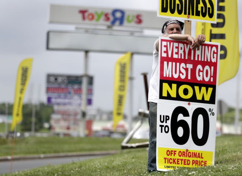 Un hombre sostiene un letrero que anuncia el cierre de un local de Toys ‘R’ Us y Babies ‘R’ Us, en una foto del 1 de junio de 2018 tomada en Totowa, Nueva Jersey. Políticos como el senador Bob Menéndez y la senadora Cory Booker realizaron una conferencia en el lugar para expresar su preocupación después del anuncio de que los empleados no recibirían indemnización tras el cierre de la tienda debido a que la empresa estaba quebrada (AP Photo/Julio Cortez).