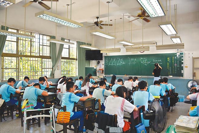 行政院推動班班有冷氣，但暑期電費需家長自行負擔，民代擔心會增加弱勢家庭負擔。（本報資料照片）