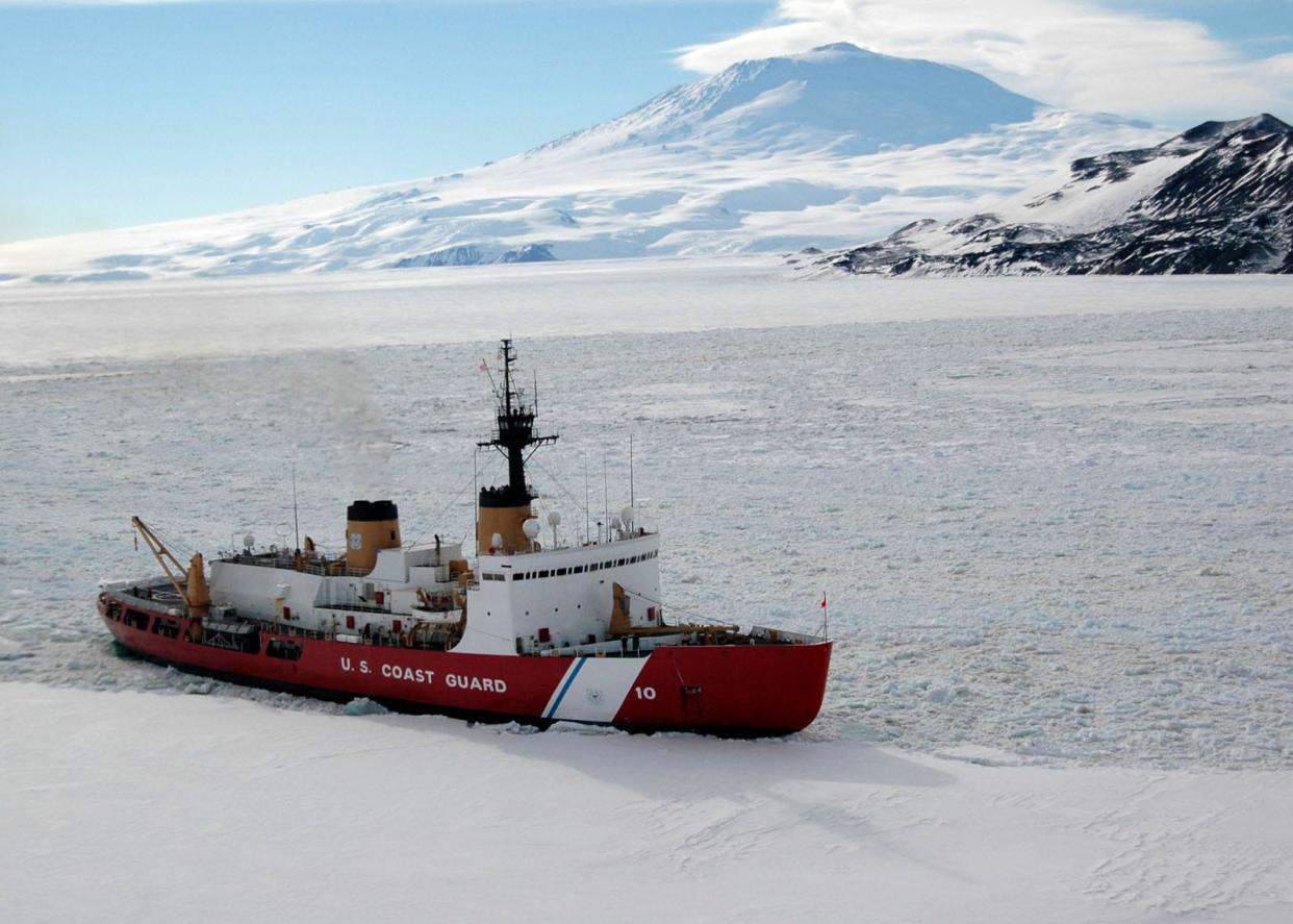 CGC POLAR STAR pflügt durch das Eis in antarktischen Gewässern. Die Polar Star ist derzeit der einzige einsatzfähige schwere Eisbrecher der Vereinigten Staaten. - Copyright: US Coast Guard