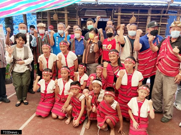 宜蘭縣南山國小原住民族實驗教育實施暨傳統家屋揭牌。原力實驗，深耕展現。（圖：縣府提供）