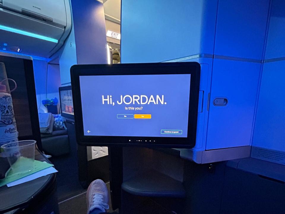 Der Fernsehbildschirm, auf dem „Hi, Jordan“ gezeigt wird.