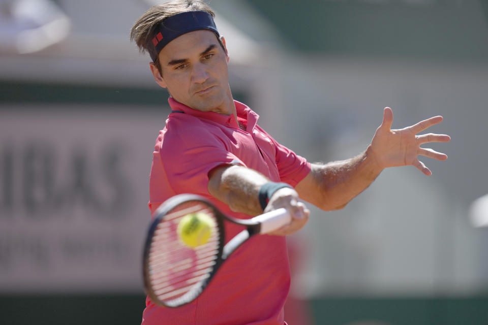 Roger Federer devuelve ante Denis Istomin durante la primera ronda del Abierto de Francia, el lunes 31 de mayo de 2021. (AP Foto/Thibault Camus)