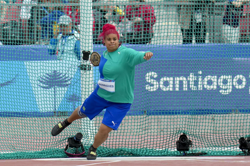 Izabela Rodrigues de Brasil compite en el lanzamiento de disco de los Juegos Panamericanos en Santiago, Chile, lunes 30 de octubre, 2023. (AP Foto/Fernando Vergara)