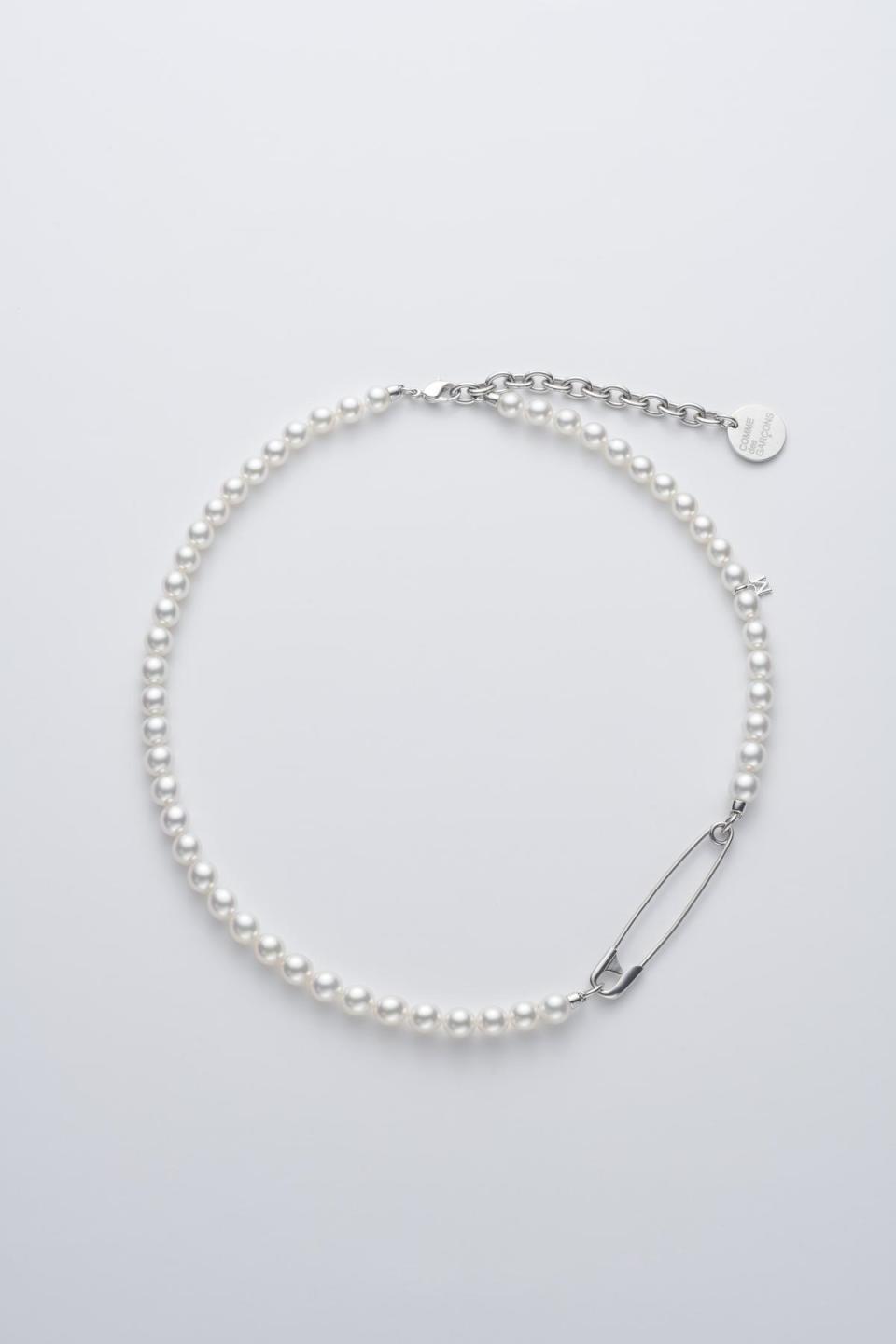 MIKIMOTO x COMME des GARÇONS聯名珍珠項鍊別針裝飾款。NT$171,000（MIKIMOTO提供）