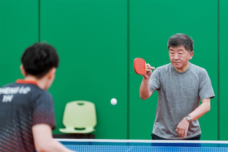 陳時中與鄭怡靜切磋桌球（圖／翻攝自陳時中臉書）