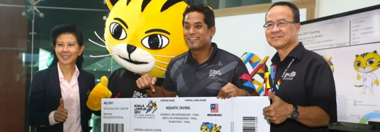 Malaysia’s Youth and Sports minister Khairy Jamaluddin poses with a replica of the SEA Games ticket with SEA Games mascot Rimau. (Photo: kualalumpur2017.com.my)