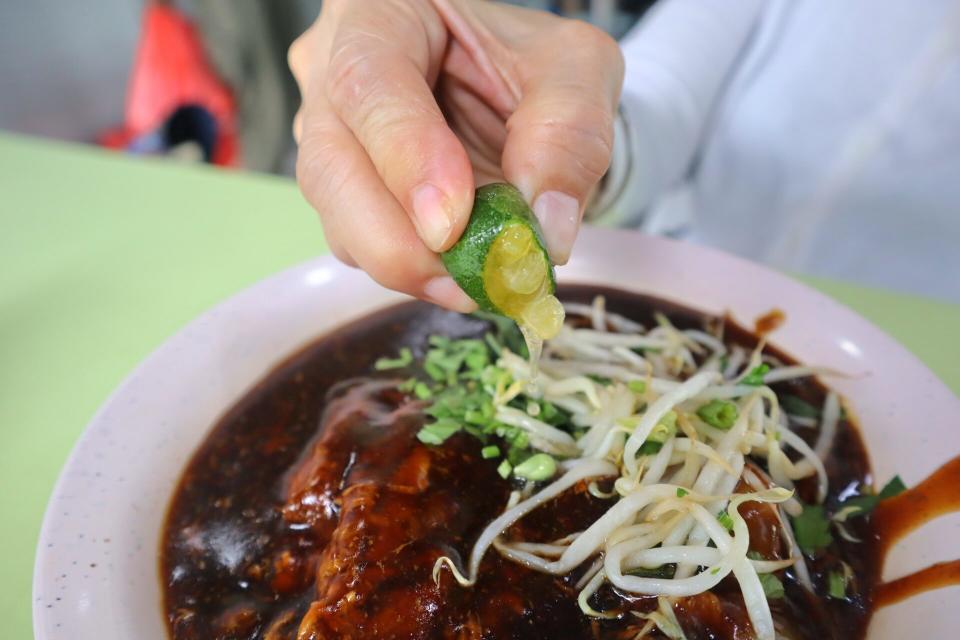 best rated beef noodles - squuezing of calamansi