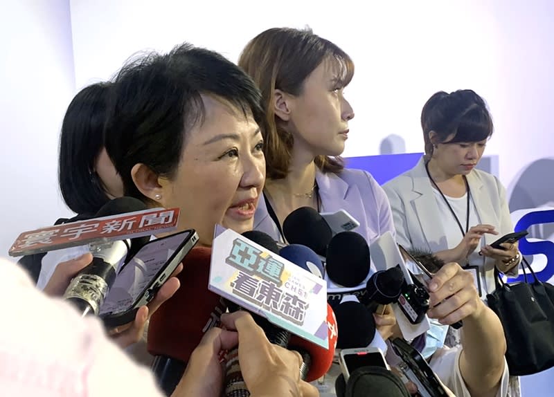 台中市長盧秀燕（前左）1日到台北參觀展覽，受訪時被問及是否樂見總統選舉藍白合，她表示，相信9月是關鍵月份，應會有一些結果，希望能整合成功。（中央社）