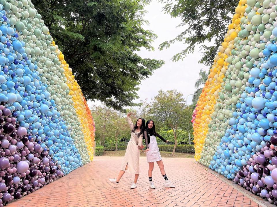 ▲鶯歌陶博館戶外陶瓷藝術園區的「許願糖果牆」，是全臺唯一由2萬顆彩色陶球打造而成的網美打卡景點！（圖／陶博館提供）