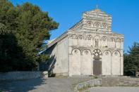 <b>Sardegna per uno stile clericale</b><br><br> La vacanza in monastero è il massimo per chi vuole sconnettersi dalla vita quotidiana e abbracciare uno stile meditativo. In Italia non mancano i luoghi in cui concedersi il lusso della contemplazione. Il monastero benedettino San Pietro di Sorres, a Borutta, Sassari, è l’unico in Sardegna a offrire ospitalità. Un gioiello dell’architettura romanico-pisana, in cui apprezzare da vicino lo stile di vita dei monaci, decisamente operoso: restaurano infatti libri antichi e ospitano coloro che vorranno non solo godersi la calma e la pace, ma anche partecipare alla vita spirituale quotidiana.