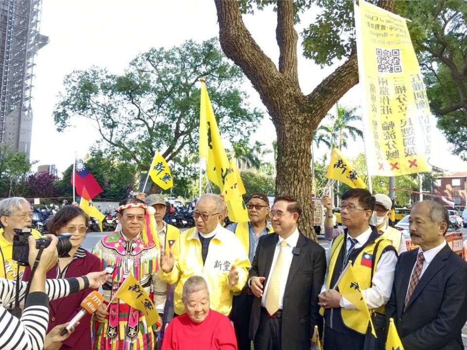 新黨23日前往中選會參加不分區立委選舉登記。（新黨提供／陳薏云台北傳真）