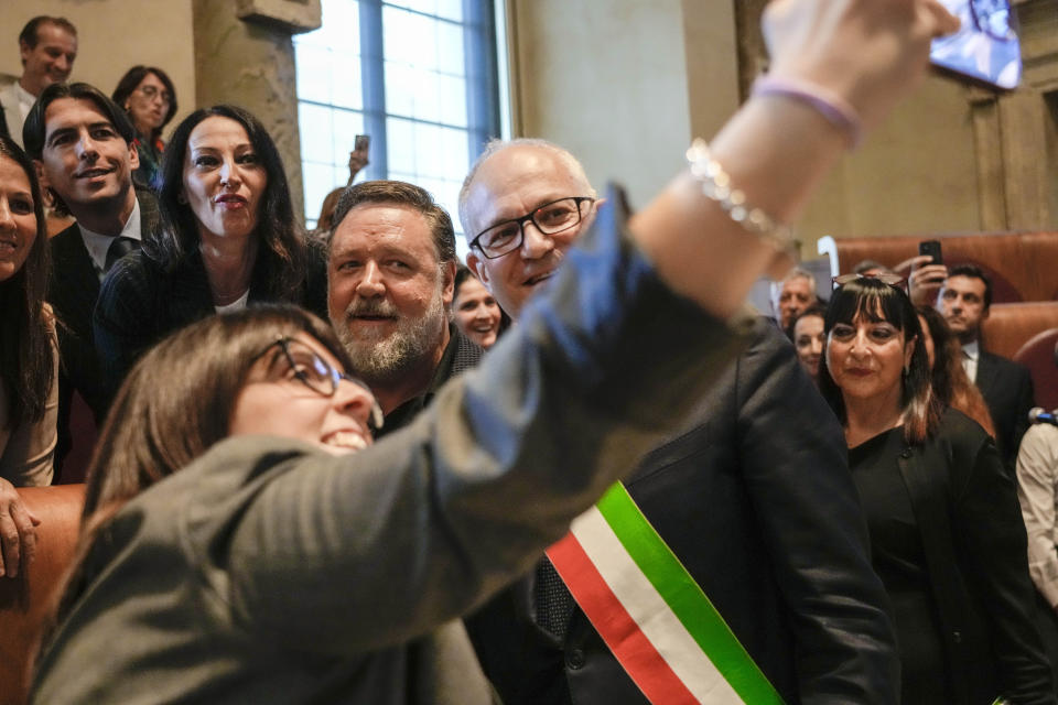 Actor Russel Crowe, center, poses for photos with Rome's mayor Roberto Gualtieri after he received the "Ambassador of Rome in the World" award, in Rome's Capitol Hill, Friday, Oct. 14, 2022. (AP Photo/Andrew Medichini)