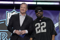 ARCHIVO - El rapero Ice Cube (derecha) posa con el comisionado de la NFL Roger Goodell durante la primera ronda de la NFL, el jueves 28 de abril de 2022 en Las Vegas. (AP Foto/John Locher)