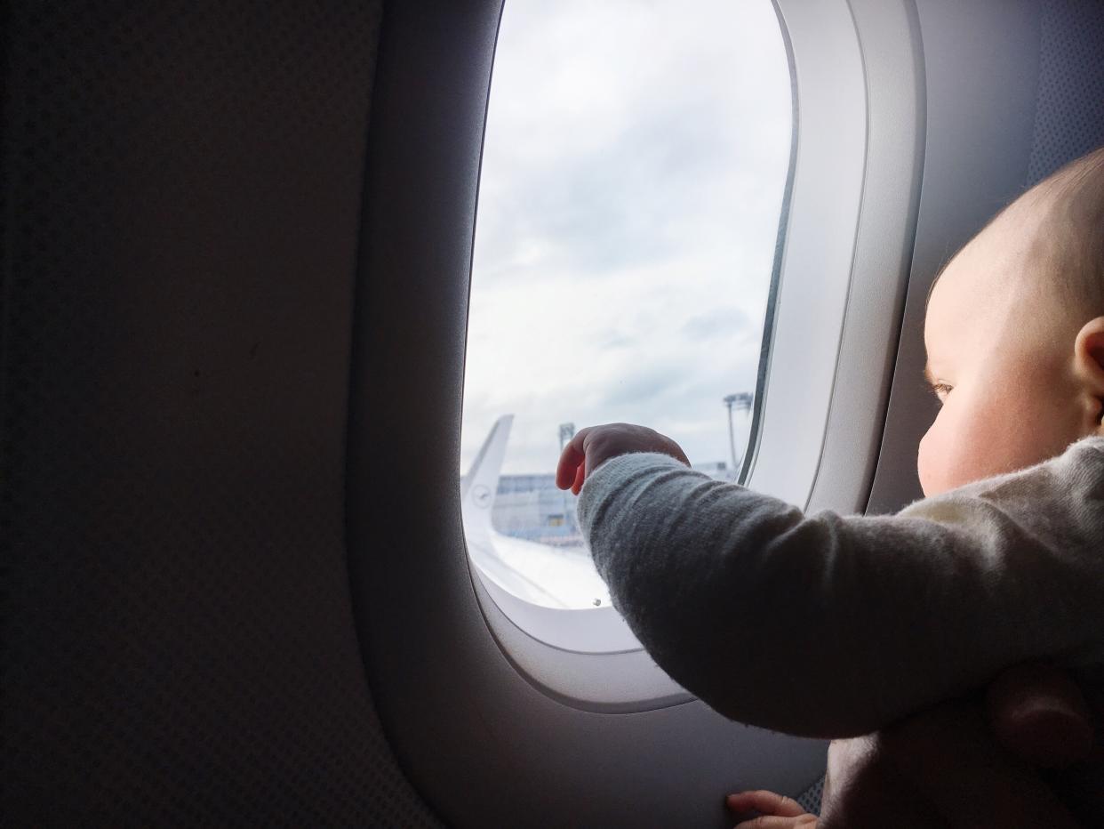 Für Babys ist ein Flug wegen des Druckausgleichs nicht unproblematisch. (Symbolfoto: Getty Images/Adam Drobiec/EyeEm)