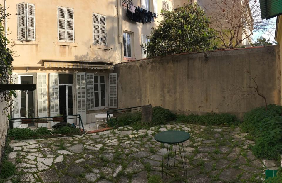 Avant : un jardin transformé en patio méditerranéen avec sa cuisine extérieure