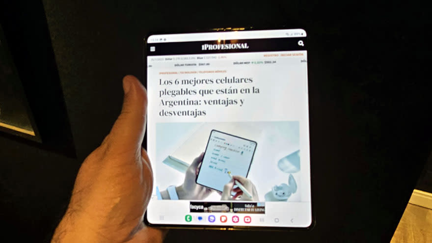 Samsung Galaxy Z Fold 5 con la pantalla principal desplegada.