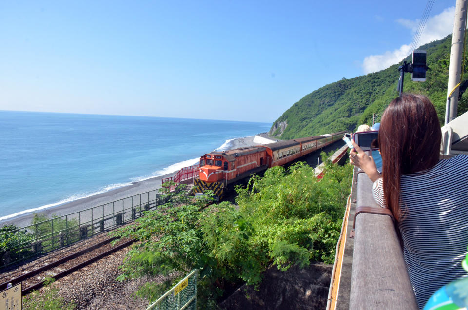 被鐵道迷譽為最美麗的火車站的台東多良火車站，因改善工程，觀景台從10月1日起封閉至12月31日，在地村民仍可正常通行。（中央社/檔案照片）