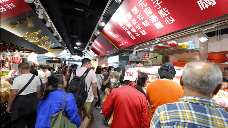 南門市場內有許多百年老店，都是饕客必買美食。（鏡新聞）