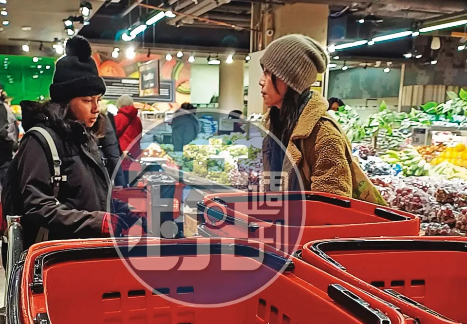 3月22日，貴婦奈奈（右）進入超市，準備先拿提籃推車購物，旁人完全認不出來她是遭台灣通緝的網紅作家