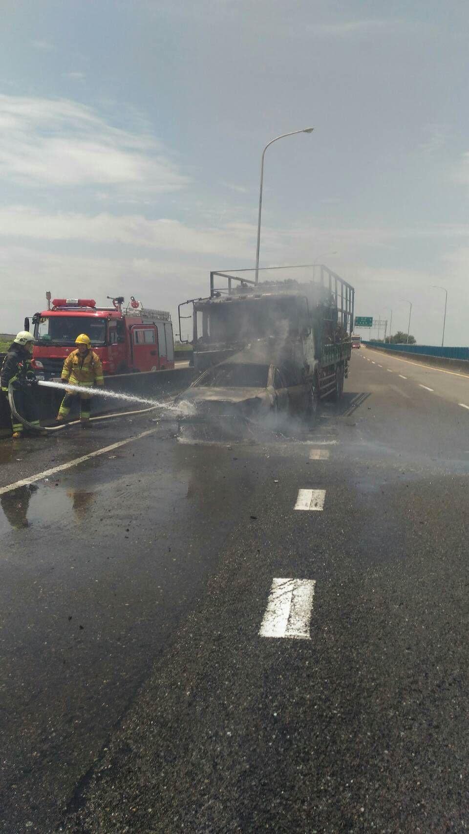 運蚵車司機酒駕追撞小客車引發火燒車，一名乘客當場被燒成焦屍。