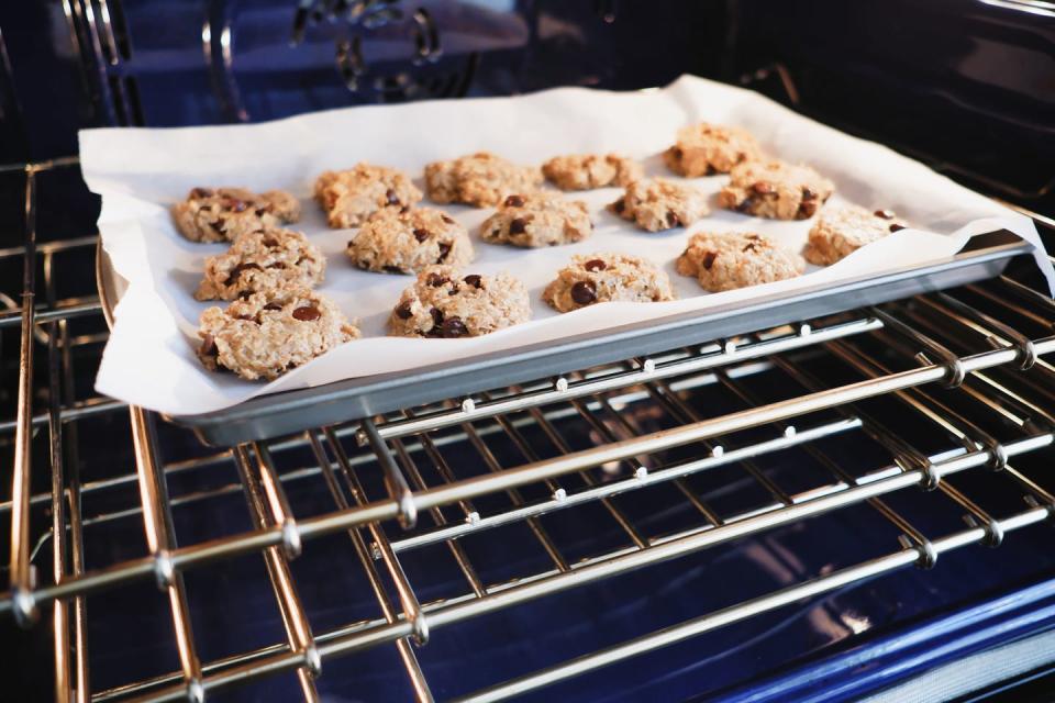 Bake vegan oatmeal chocolate cookies in the oven