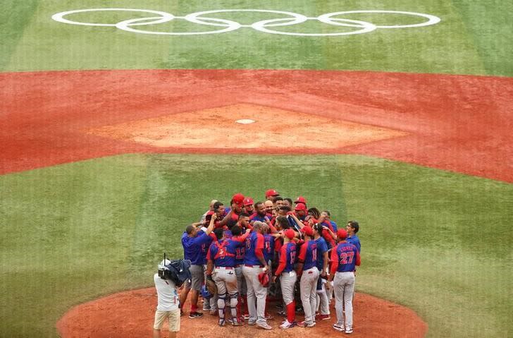 Foto del sábado de los jugadores de República Dominicana celebratando el bronce en el béisbol de los Juegos de Tokio.