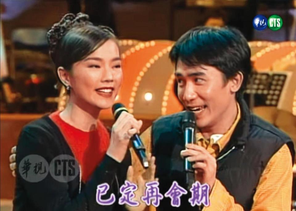 謝金燕（左）27年前與張菲主持《王牌威龍》，第2集特別來賓為梁朝偉（右）。（翻攝自華視懷舊頻道YouTube）
