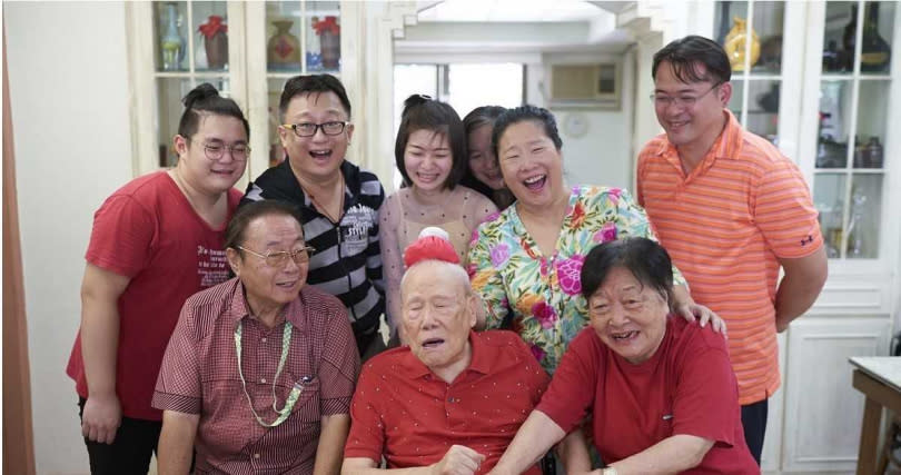 劉引商生前為父親（前排中）慶祝104歲生日，身旁圍繞著子孫們相當幸福。（圖／劉引商家屬提供）