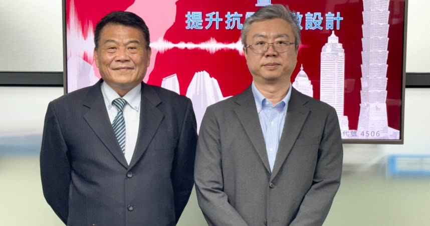崇友總經理游本立(左)與協理吳永春(右)。