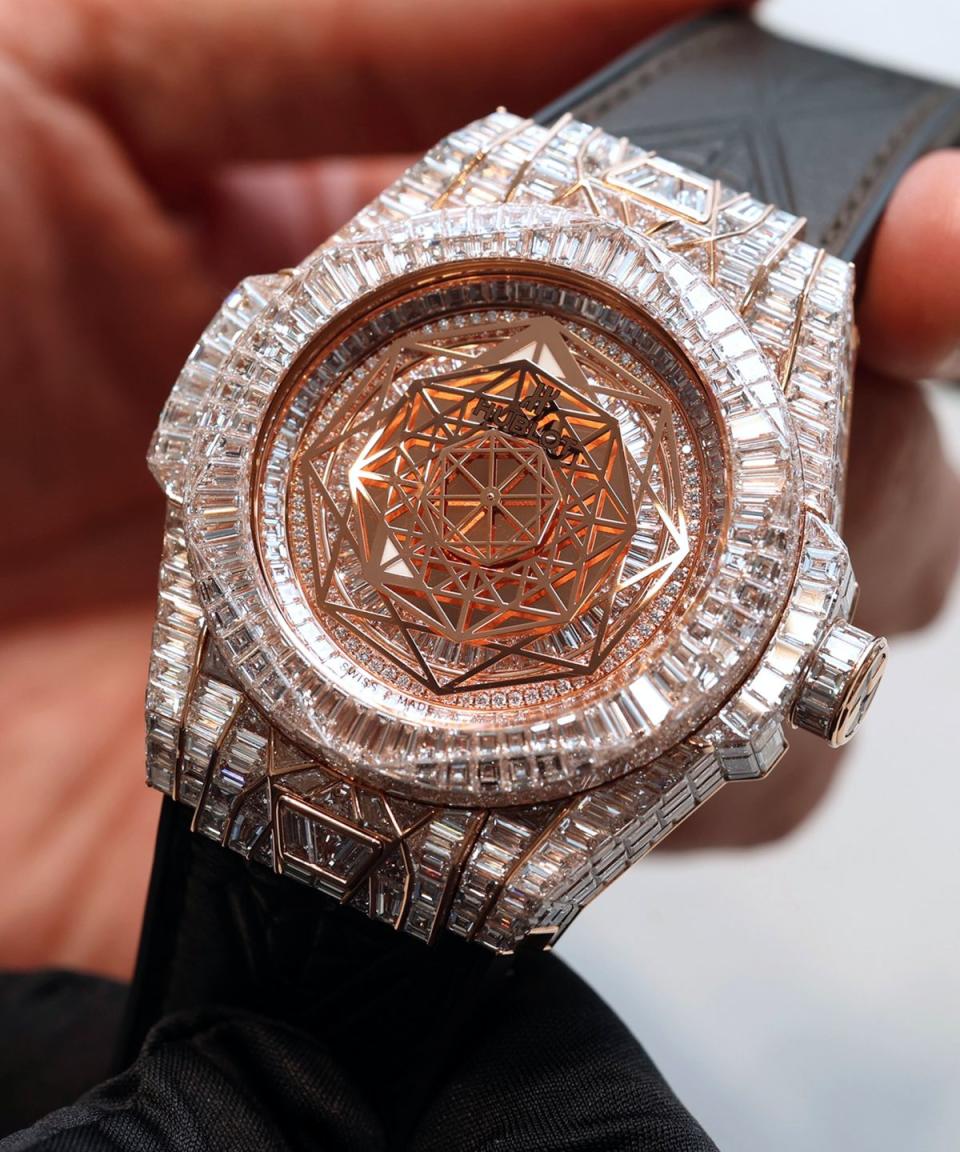 HUBLOT BIG BANG UNICO SANG BLEU皇金方鑽腕錶，宇舶與知名刺青藝術工作室Sang Bleu合作的錶款，把其設計的著名幾何圖騰，化為面盤上的時、分針。如今在鑲上方鑽之後，耀眼閃爍到幾乎無法對焦。看時間功能，在這款腕錶上已經不是重點了。錶圈上的六角形斜切面，完全是方鑽鑲成立體結構，更叫人嘆為觀止。45mm皇金錶殼，鑲嵌826顆鑽石，總重43.66克拉，NTD 26,160,000。（攝影：李宇勝）