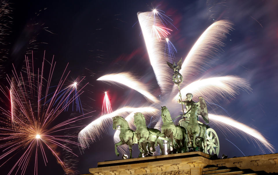 <p>Fireworks explode over the Brandenburg Gate during New Year’s festivities on January 1, 2018 in Berlin, Germany. Tens of thousands of revelers gathered in the city center to celebrate New Year’s Eve. (Photo: Adam Berry/Getty Images) </p>