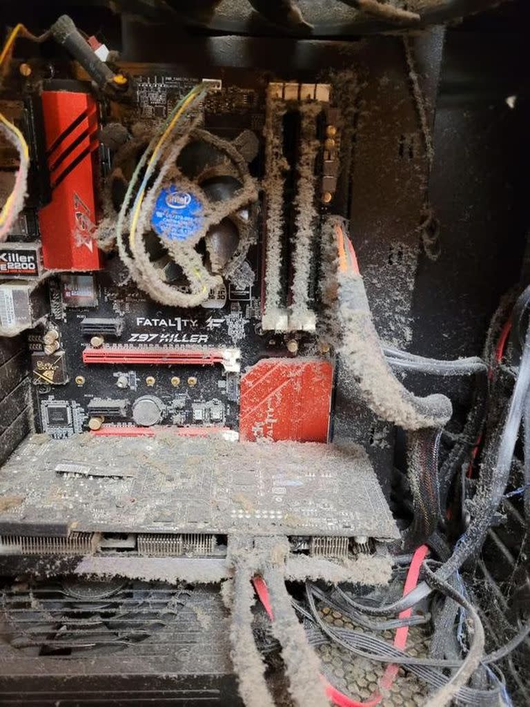 Así estaba la parte interior de la PC del usuario de Reddit. | (Foto: Reddit/jbclassic6889)