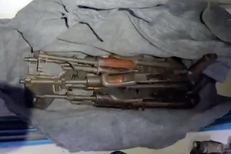 El ejército israelí mostró imágenes de estas armas, que supuestamente encontró en el hospital Al-Shifa (Israel Defense Forces via AP)
