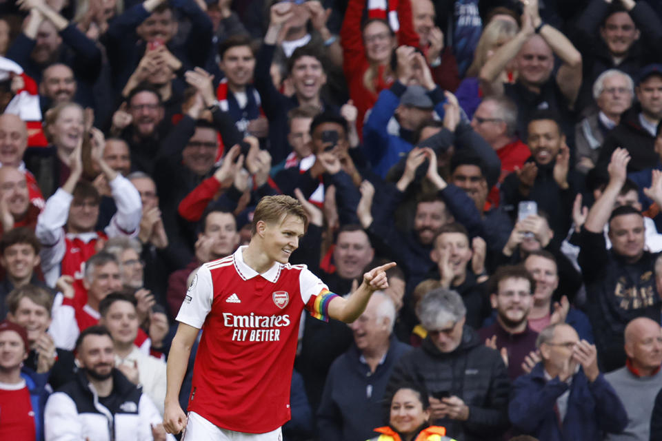 Martin Odegaard celebra tras anotar el quinto gol de Arsenal contra Nottingham Forrest en el partido de la Liga Premier, el domingo 30 de octubre de 2022. (AP Foto/David Cliff)