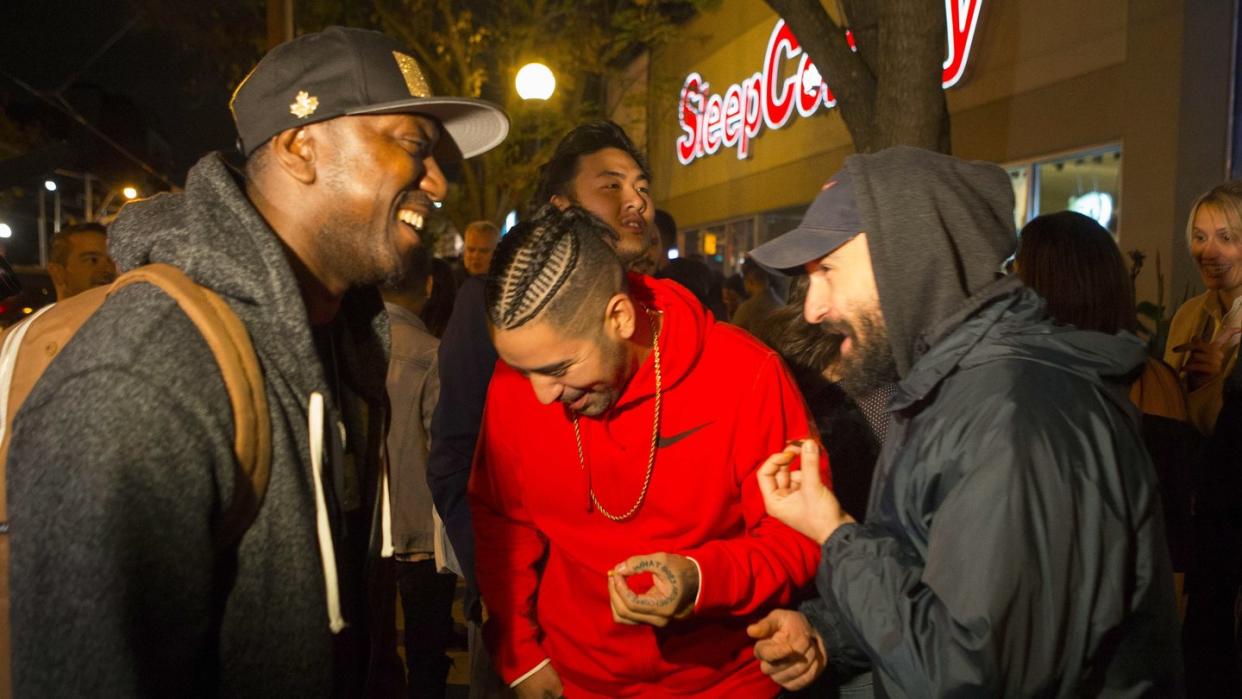 Jetzt legal: Menschen rauchen Cannabis auf einer Straße in Toronto. Foto: Chris Young/The Canadian Press/AP