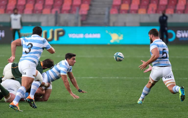 Tackleado, Santiago Carreras cede la pelota a Marcos Kremer en el amplio traspiés de los Pumas como visitantes de Sudáfrica en Port Elizabeth; el número 5 admitió la falla de desconcentración de los argentinos, que genera muchos penales para el oponente.