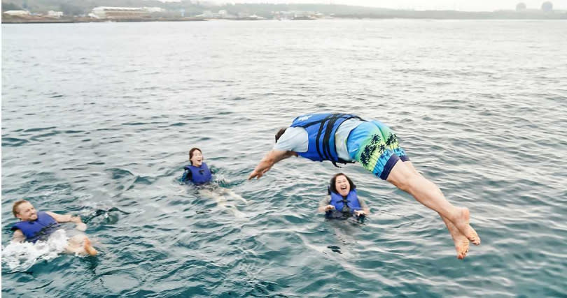 徐乃麟大秀泳技，魚躍式跳式海中。（圖／東森提供）