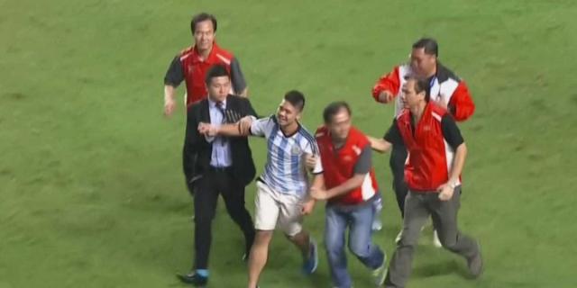 Lionel Messi Autographed the Shirt of a Fan Who Ran on to Field