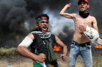 <p>Palestinian protesters react during clashes with Israeli troops at the Israel-Gaza border, in the southern Gaza Strip, April 2, 2018. (Photo: Ibraheem Abu Mustafa/Reuters) </p>