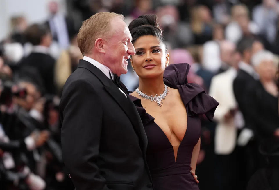 Francois-Henri Pinault (iz) y Salma Hayek en la alfombra roja (Scott Garfitt/Invision/AP)