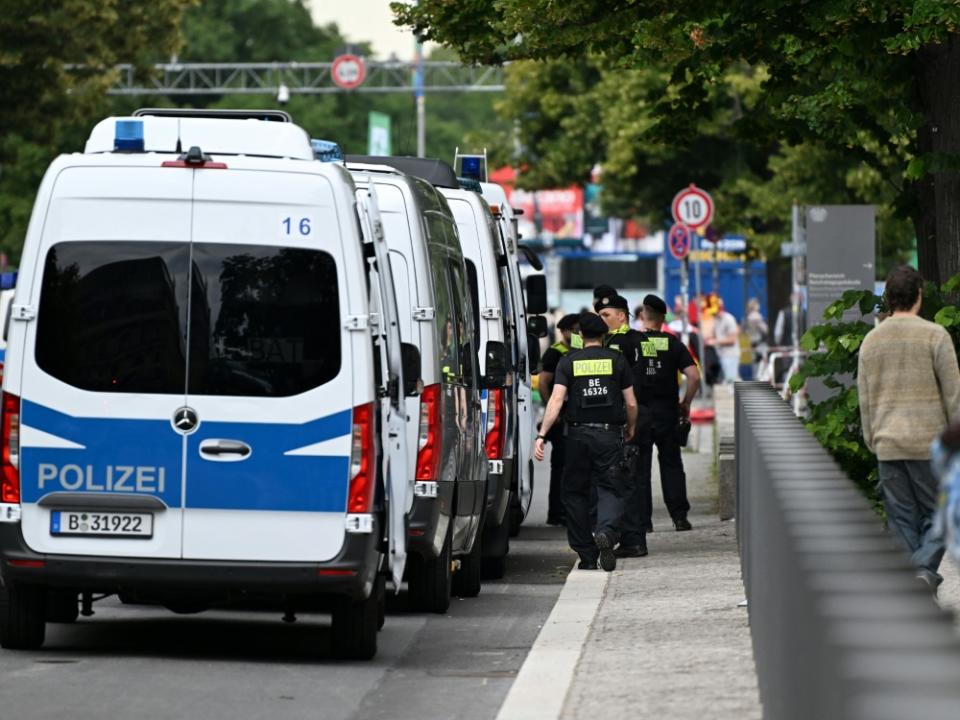 Bereit für einen Großeinsatz: Die Berliner Polizei (RALF HIRSCHBERGER)