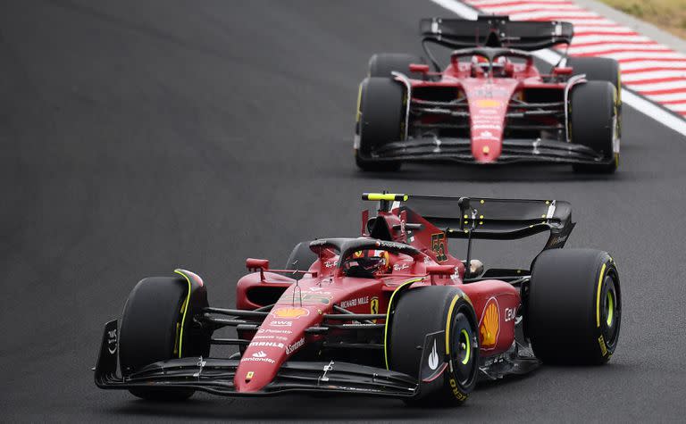 El límite de presupuesto acorraló a Ferrari, que no desarrolló la F1-75 en la segunda mitad de la temporada; en Abu Dhabi deberá defender los 19 puntos de ventaja sobre Mercedes para lograr la segunda plaza entre los Constructores