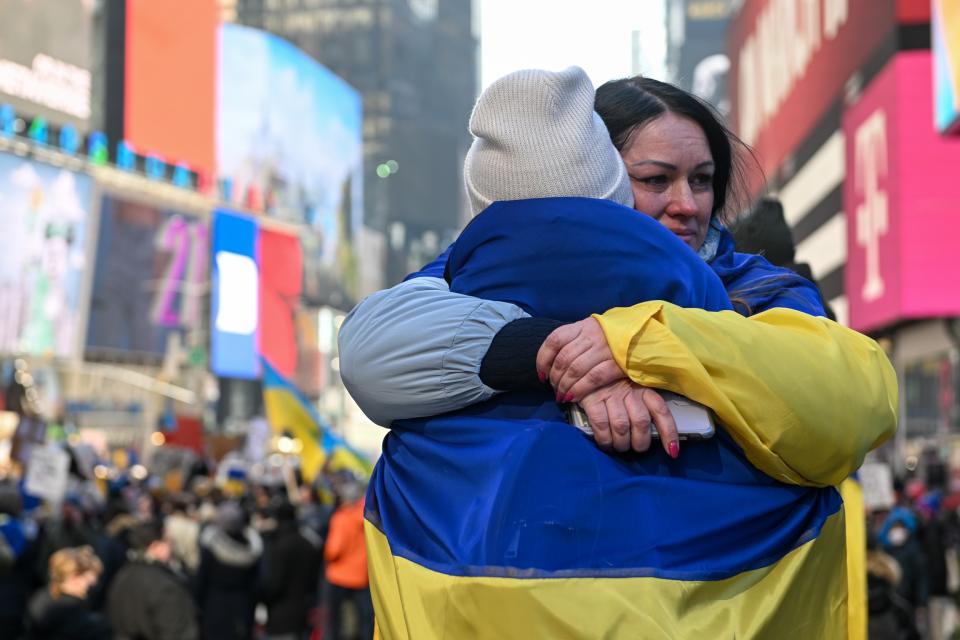 <p>美國紐約反戰遊行，參與者互相擁抱。(Photo by Alexi Rosenfeld/Getty Images)</p> 