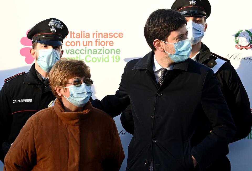 Il ministro Roberto Speranza e Maria Rosaria Capobianchi, dottoressa dello Spallanzani (Photo by ANDREAS SOLARO/AFP via Getty Images)