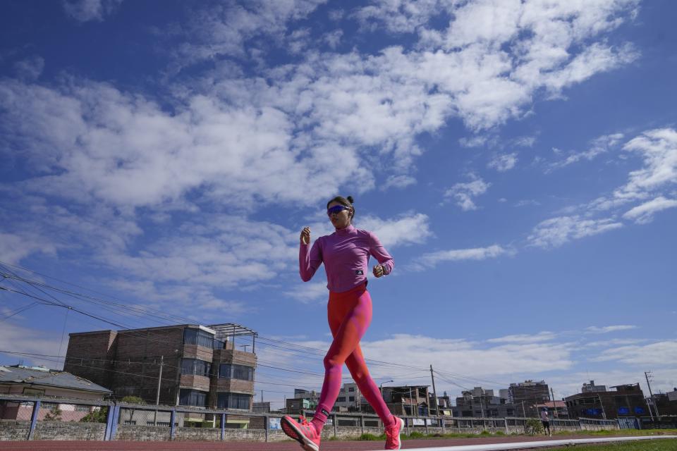 La marchista peruana Kimberly García entrena en el Estadio 3 de Octubre de Huancayo, el martes 28 de mayo de 2024 (AP Foto/Martín Mejía)